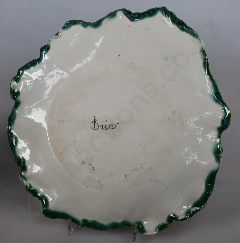 LEAF DESIGN POTTERY DISH Image 1++