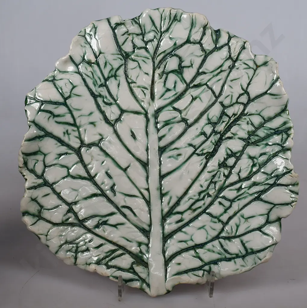 LEAF DESIGN POTTERY DISH Image 1++