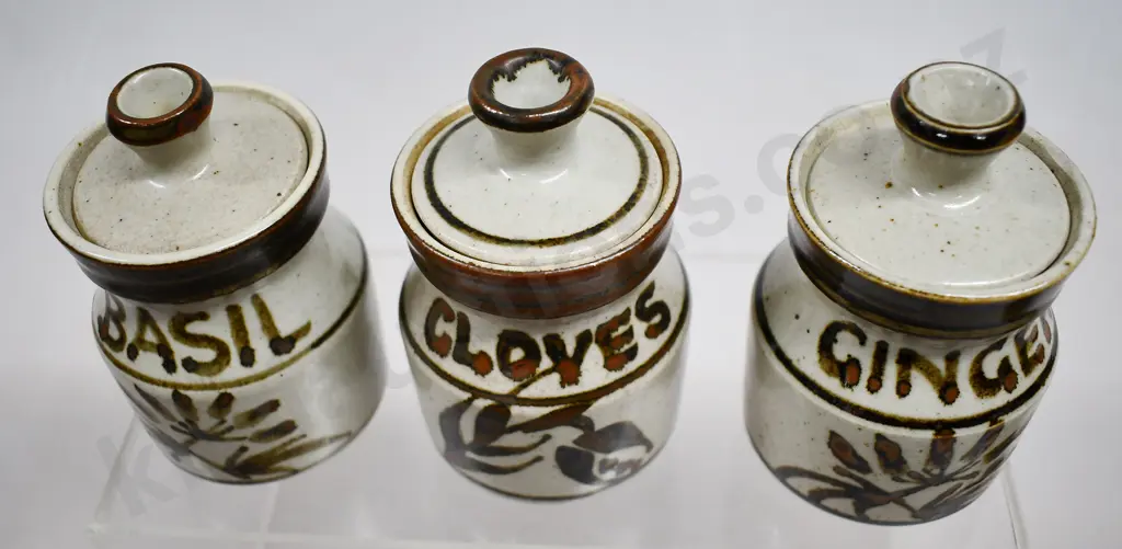 SET OF 6 NEW ZEALAND STUDIO POTTERY SPICE JARS Image 1++