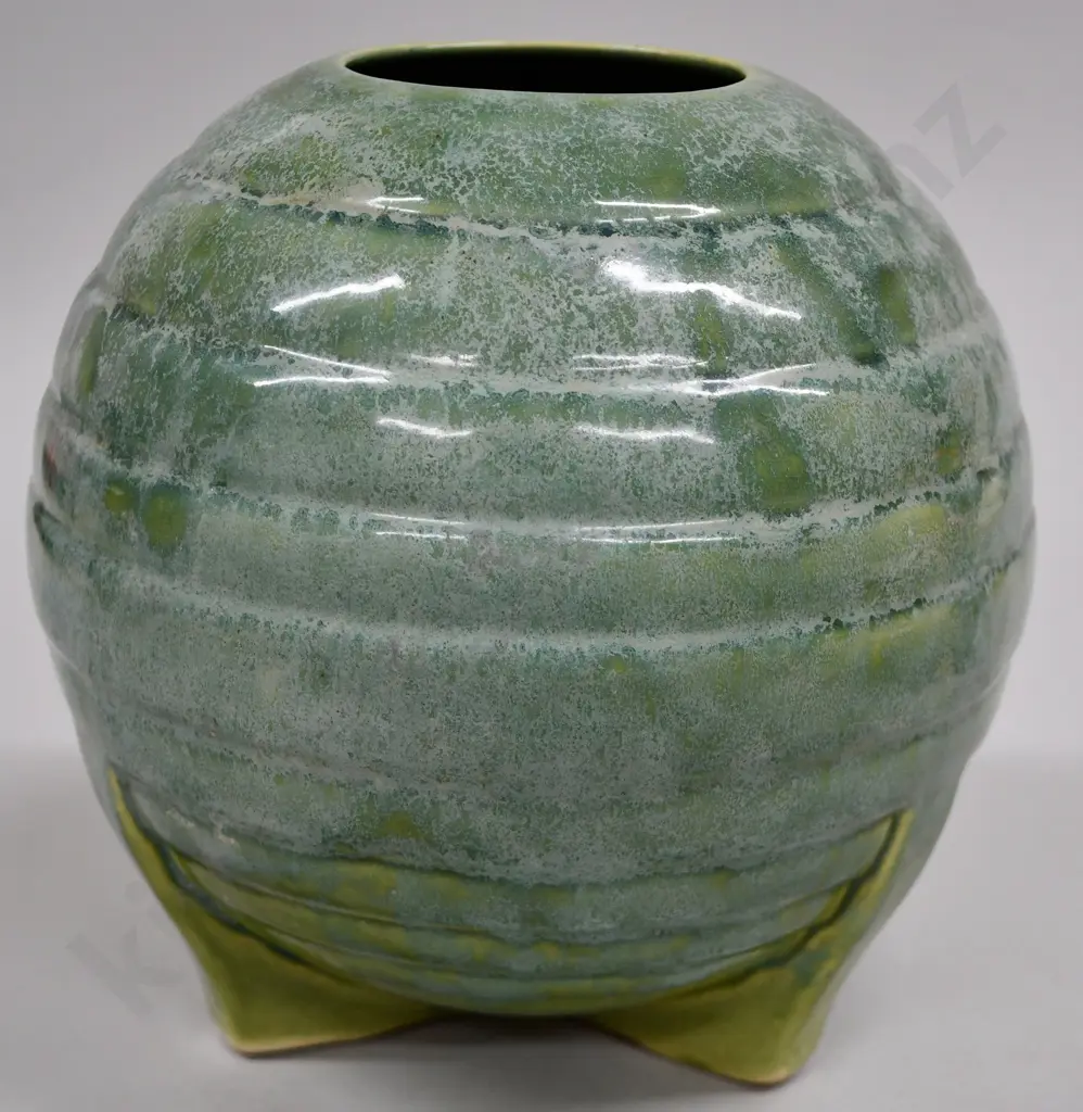 CROWN LYNN 3 FOOTED VASE Image 1++