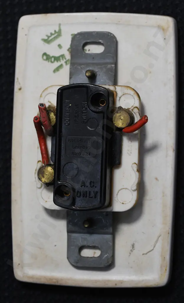 CROWN LYNN LIGHT SWITCHES Image 1++