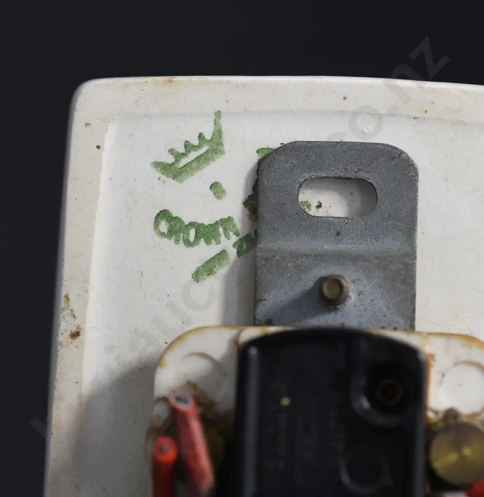 CROWN LYNN LIGHT SWITCHES Image 1++