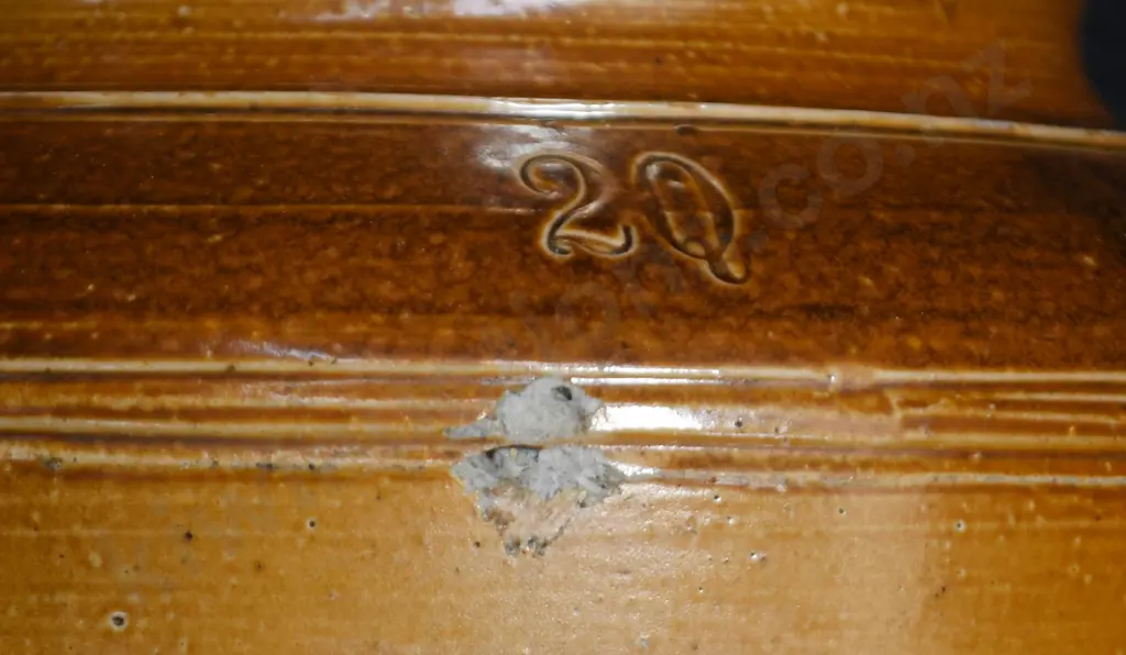 WHITE STORAGE JAR Image 1++