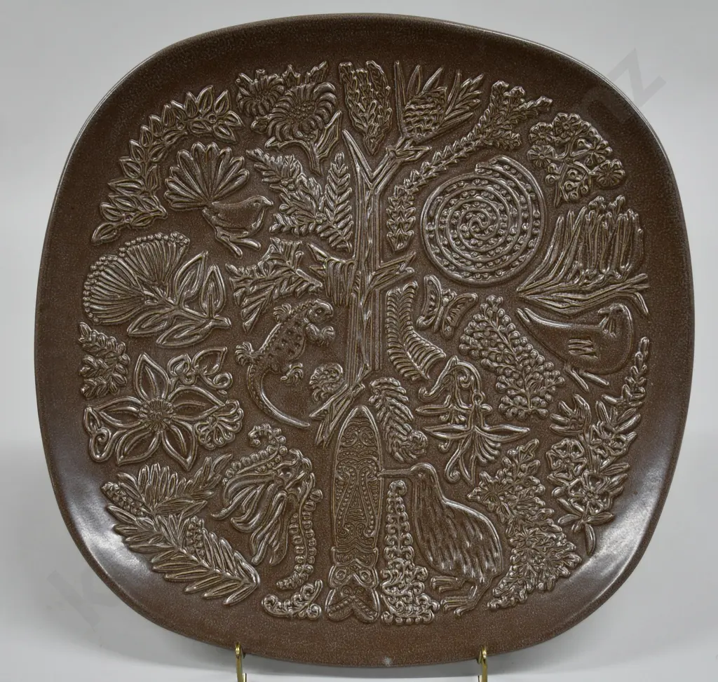 CROWN LYNN LEGEND PLATE Image 1++