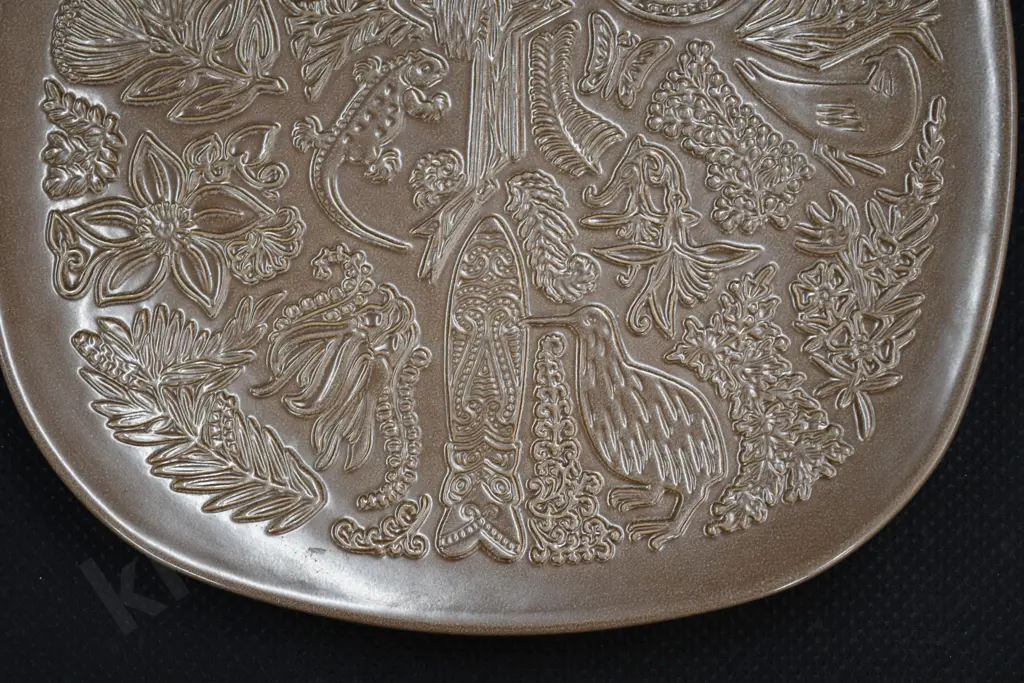 CROWN LYNN LEGEND PLATE Image 1++