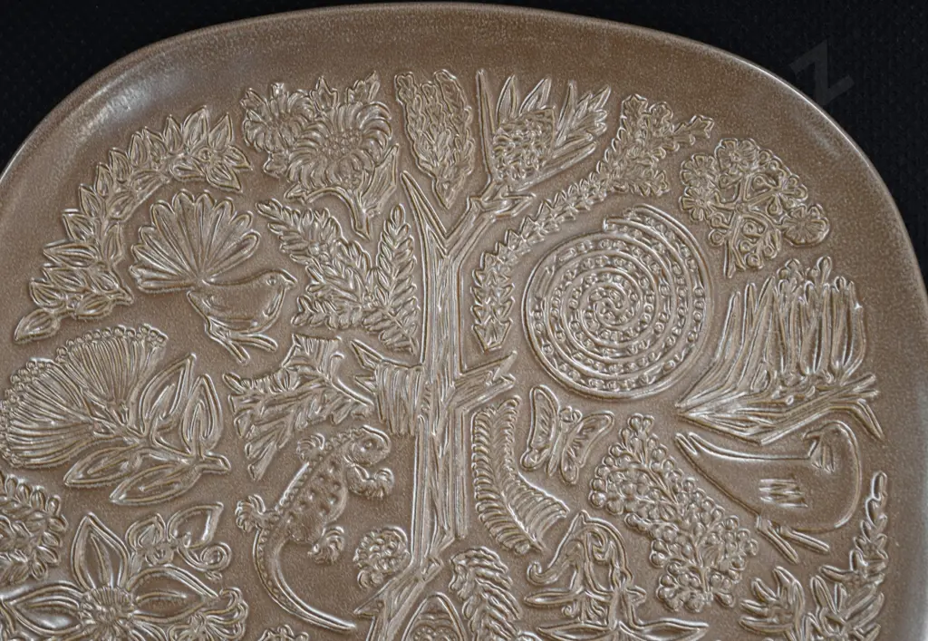 CROWN LYNN LEGEND PLATE Image 1++