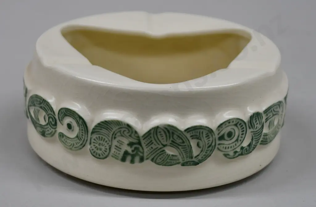 CROWN LYNN MAORI ASHTRAY Image 1++