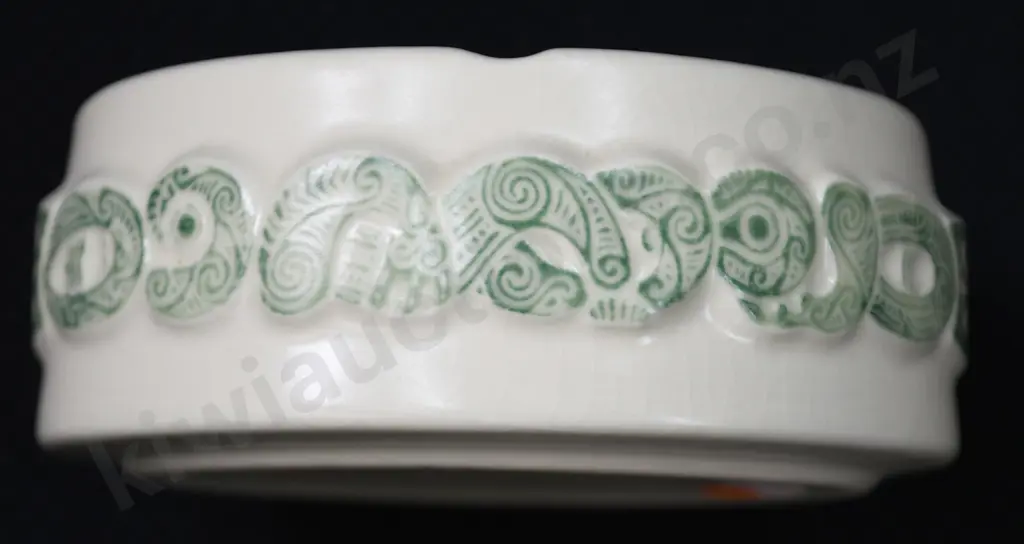 CROWN LYNN MAORI ASHTRAY Image 1++