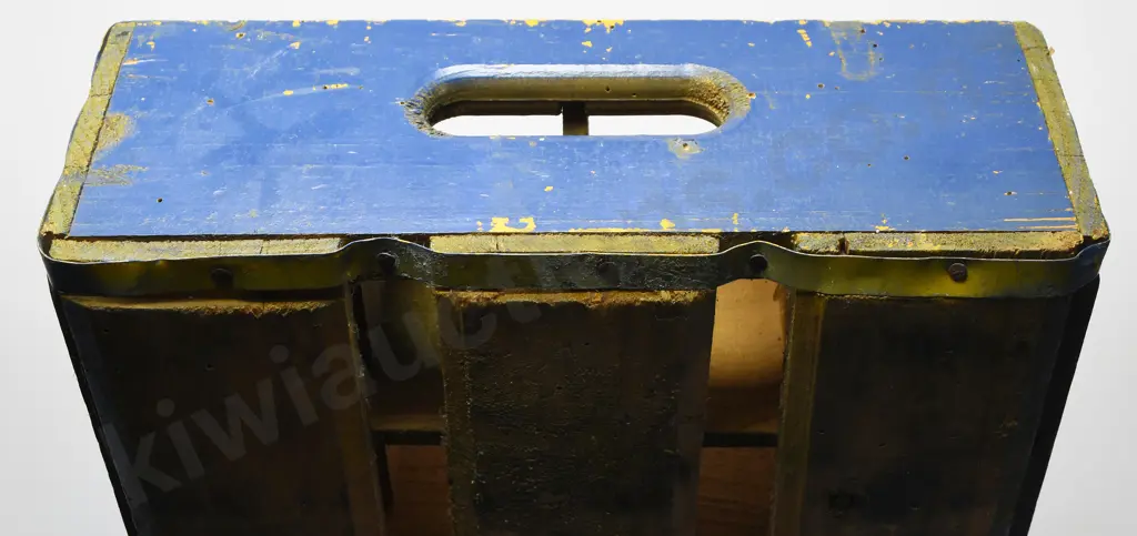 THOMSONS DUNEDIN BOTTLE CRATE Image 1++