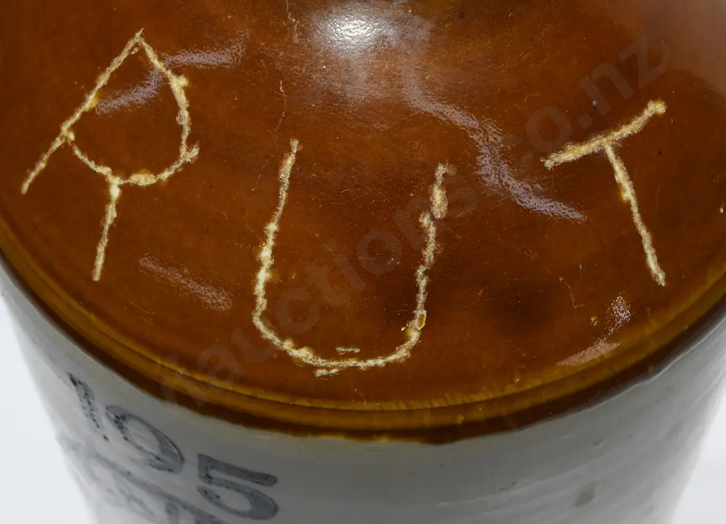 KAURI WOODVILLE STONE JAR Image 1++