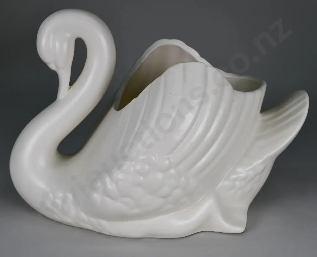 CROWN LYNN LARGE SWAN Image 1++