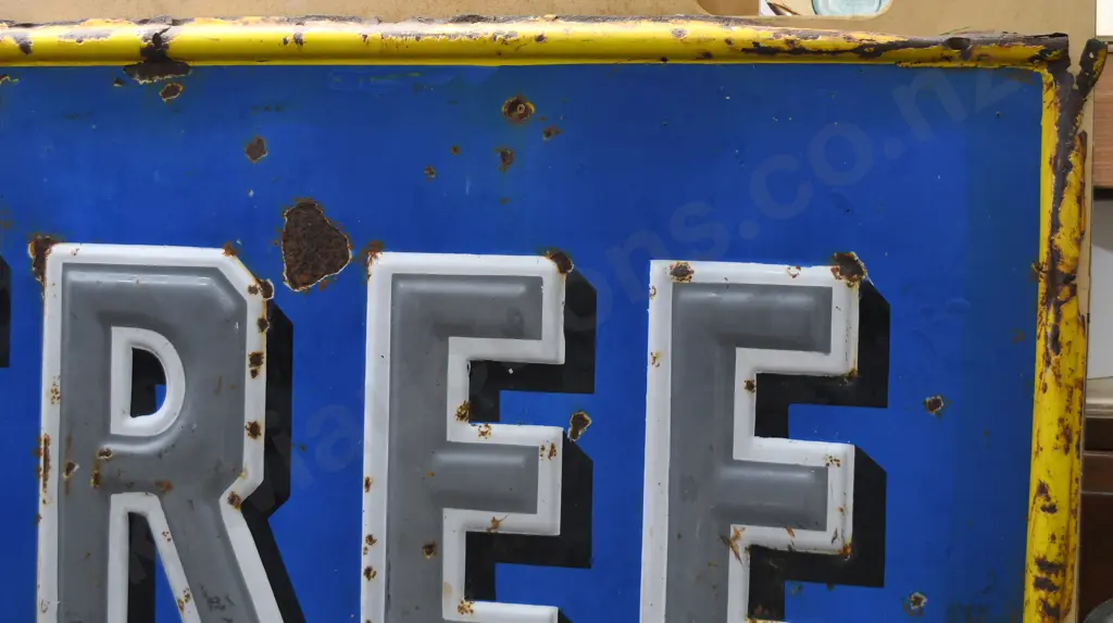 BIG TREE TIN PRESSED TIN ADVERTISING SIGN Image 1++