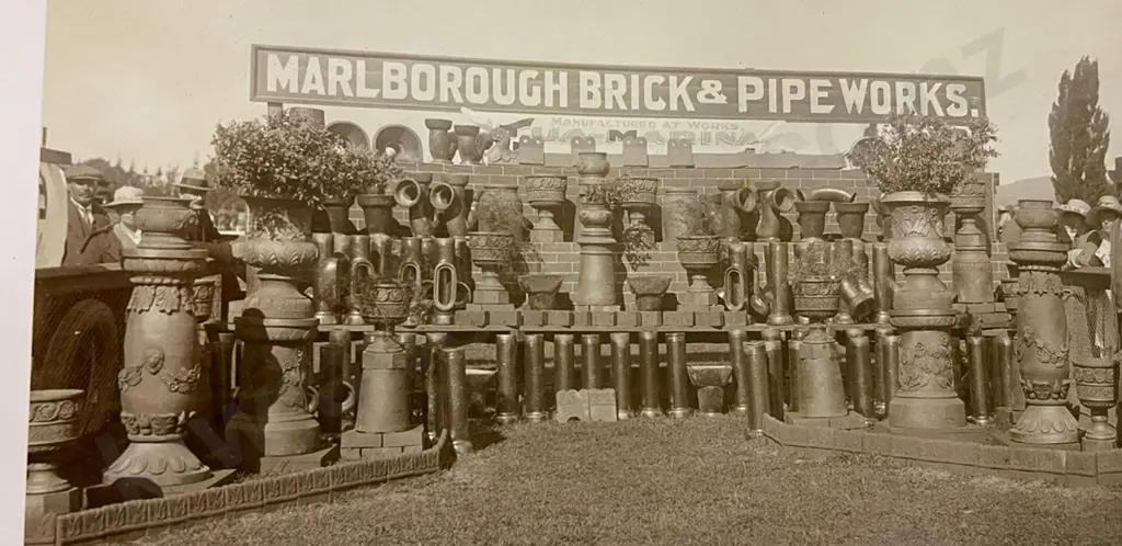 MARLBOROUGH BRICK & PIPE WORKS FLOWER URN Image 1++