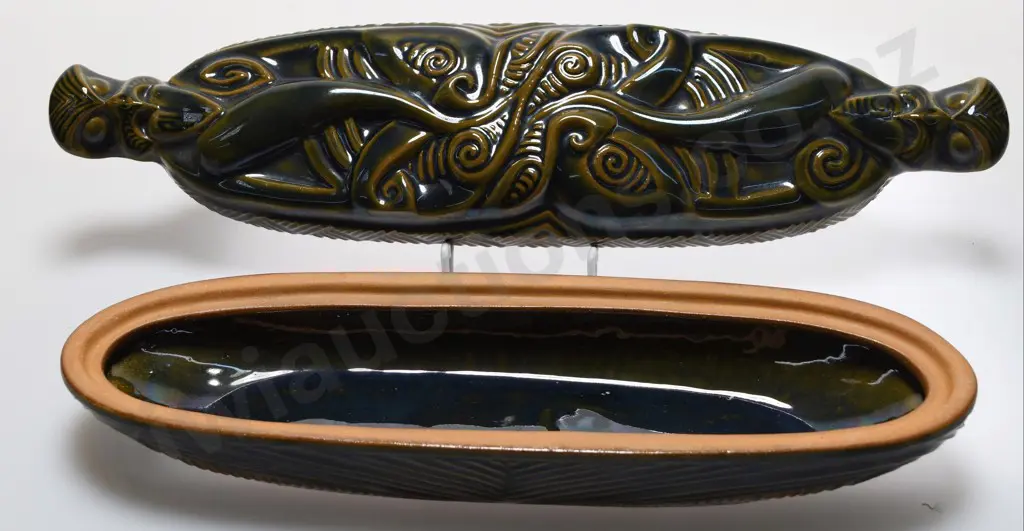 ARATAKI CERAMICS WAKA HUIA FEATHER BOX Image 1++