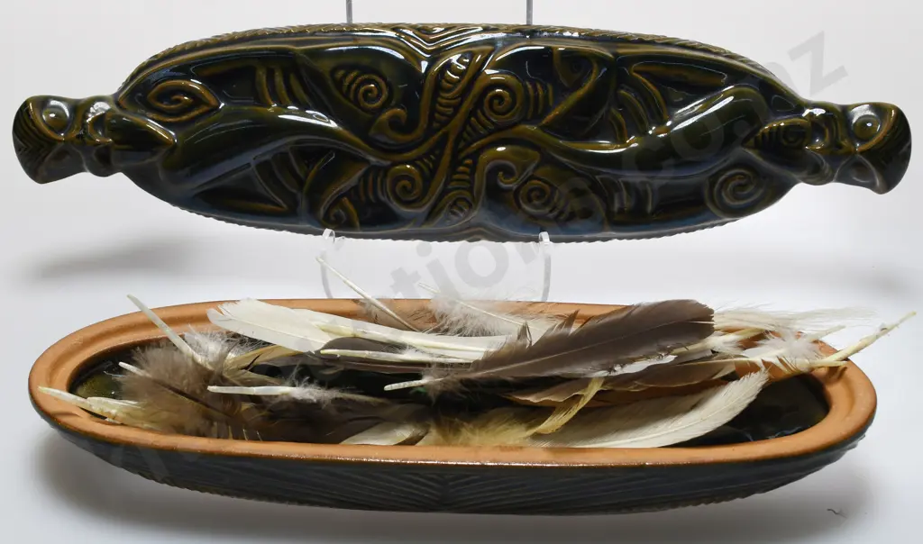 ARATAKI CERAMICS WAKA HUIA FEATHER BOX Image 1++