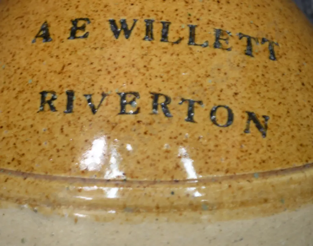 WILLETT RIVERTON NZ POTTERY JAR Image 1++