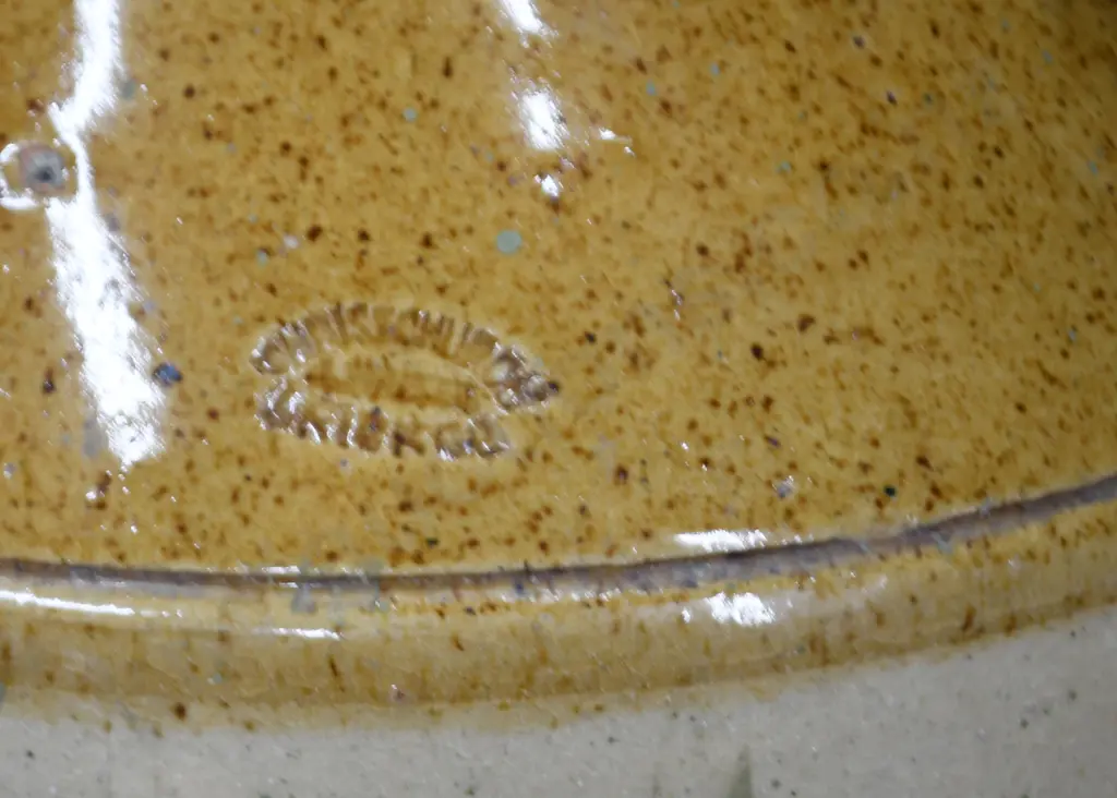 WILLETT RIVERTON NZ POTTERY JAR Image 1++