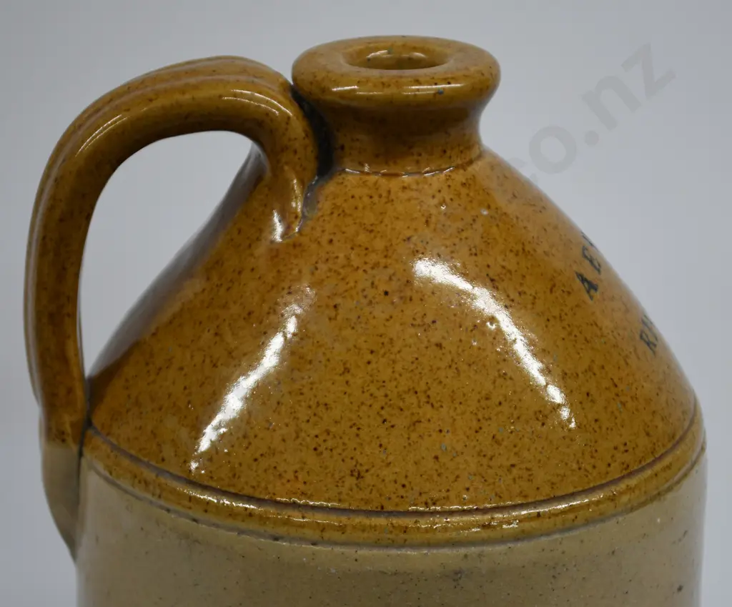 WILLETT RIVERTON NZ POTTERY JAR Image 1++