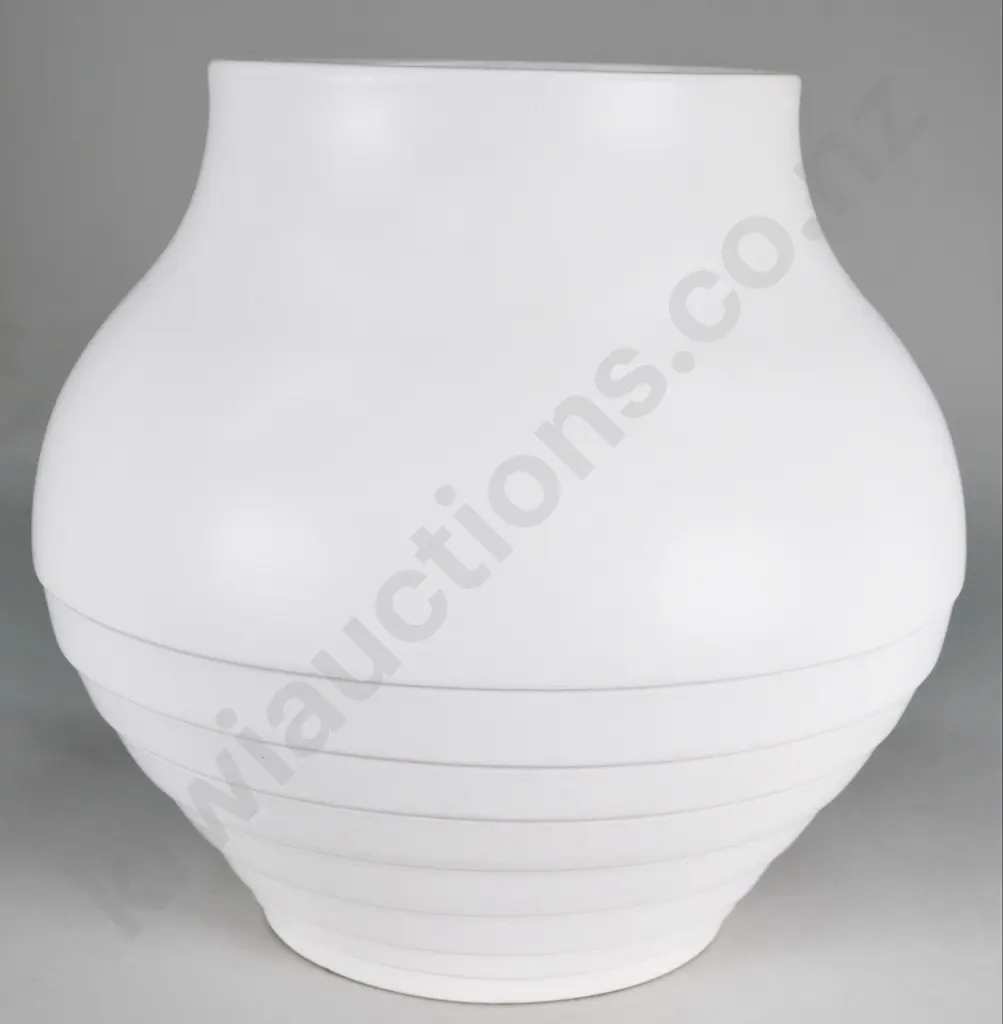 CROWN LYNN SHUFFLEBOTTOM VASE Image 1++