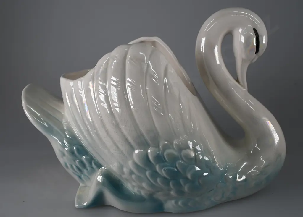 CROWN LYNN LARGE LUSTRE GLAZE SWAN Image 1++