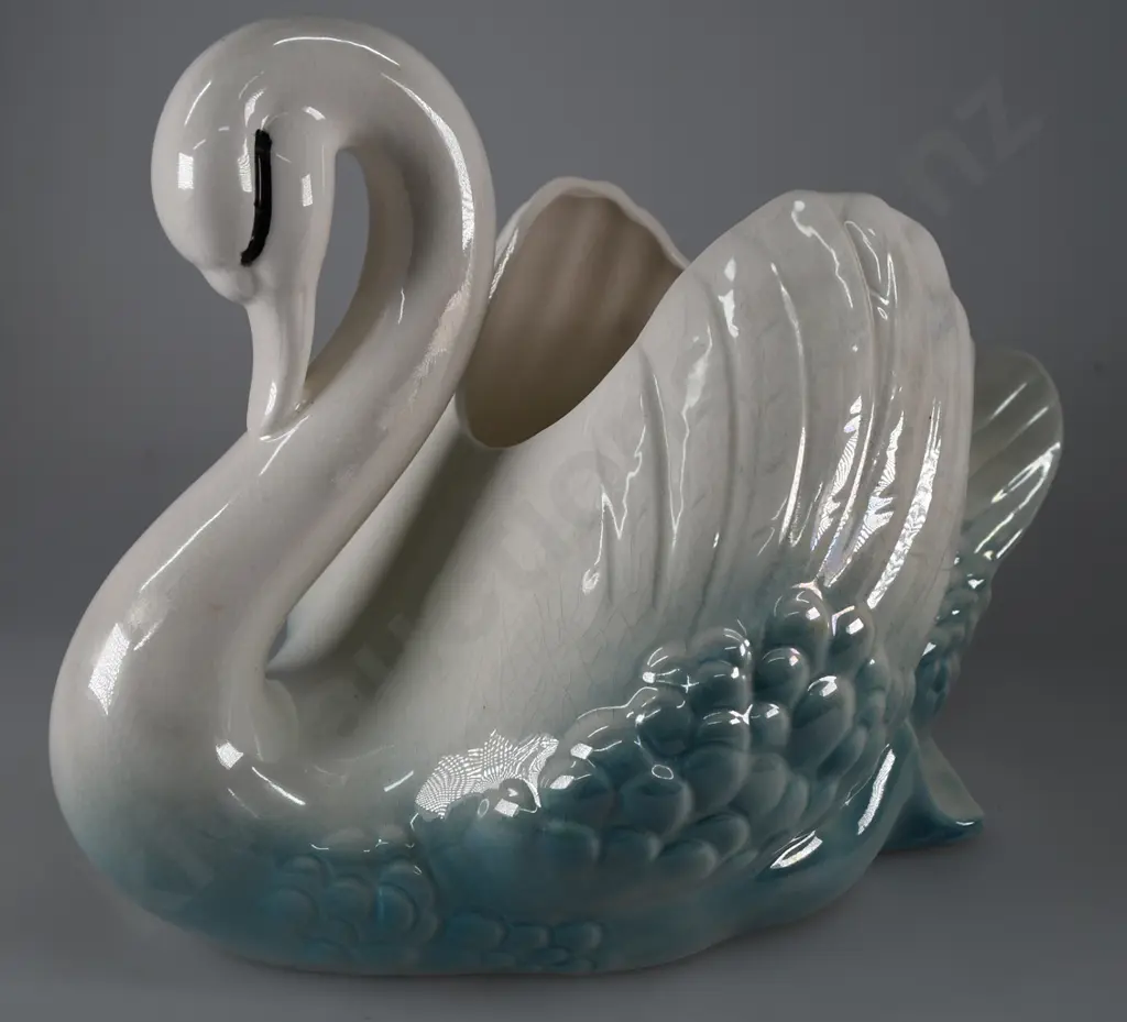 CROWN LYNN LARGE LUSTRE GLAZE SWAN Image 1++