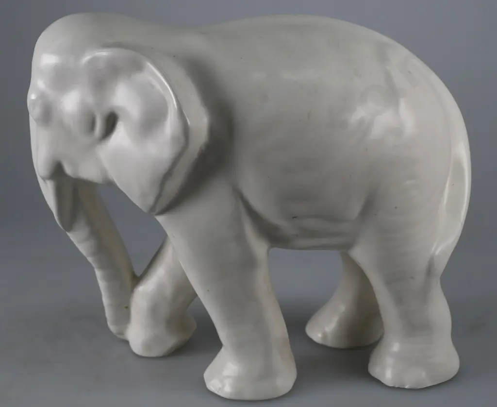 CROWN LYNN WHITE GLAZED ELEPHANT Image 1++