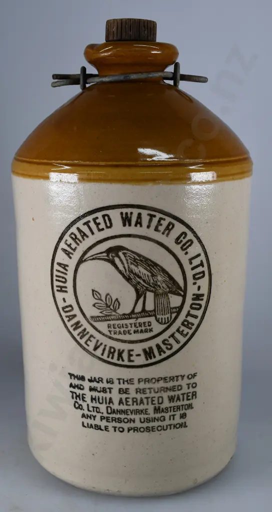 HUIA DANNEVIRKE MASTERTON STONE JAR Image 1++