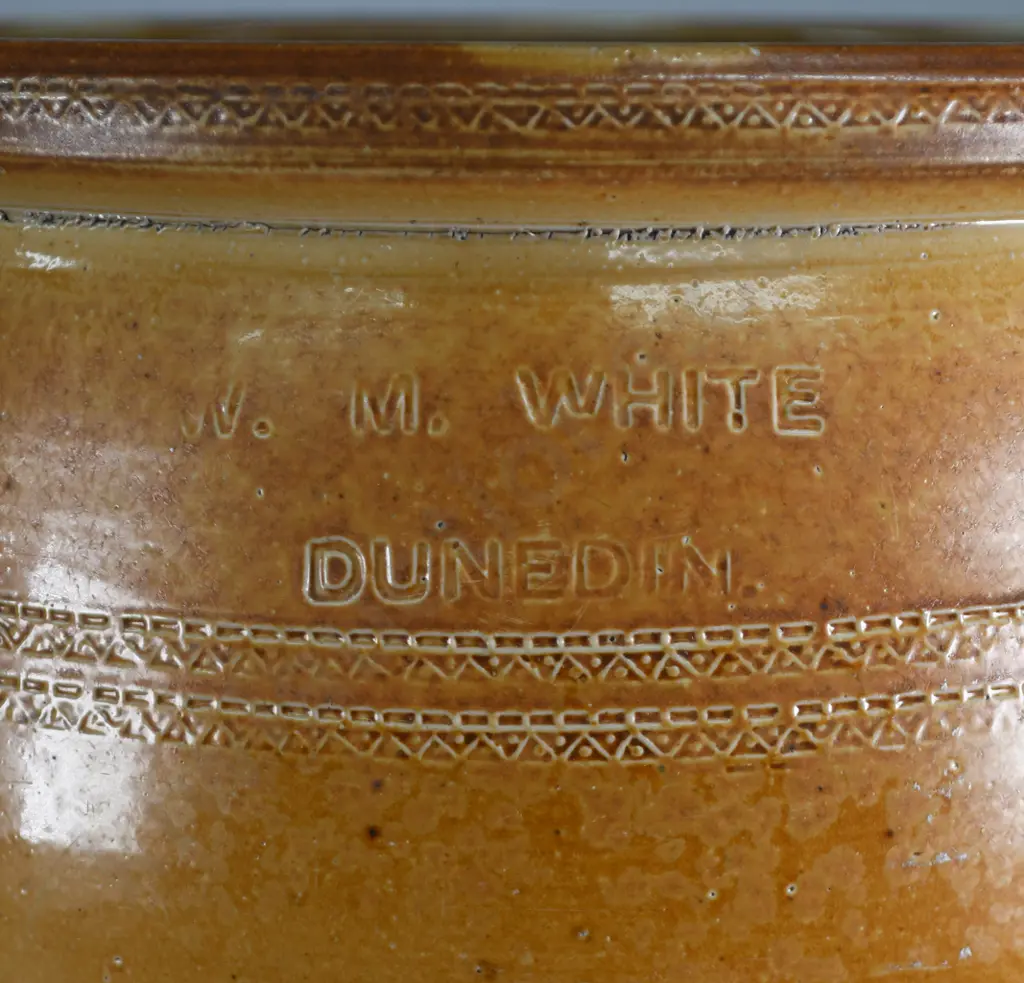 WHITE DUNEDIN EARLY SALT GLAZED STORAGE JAR Image 1++
