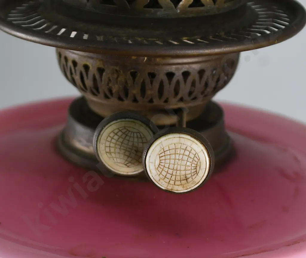 VICTORIAN KEROSENE LAMP GLASS & BRASS Image 1++