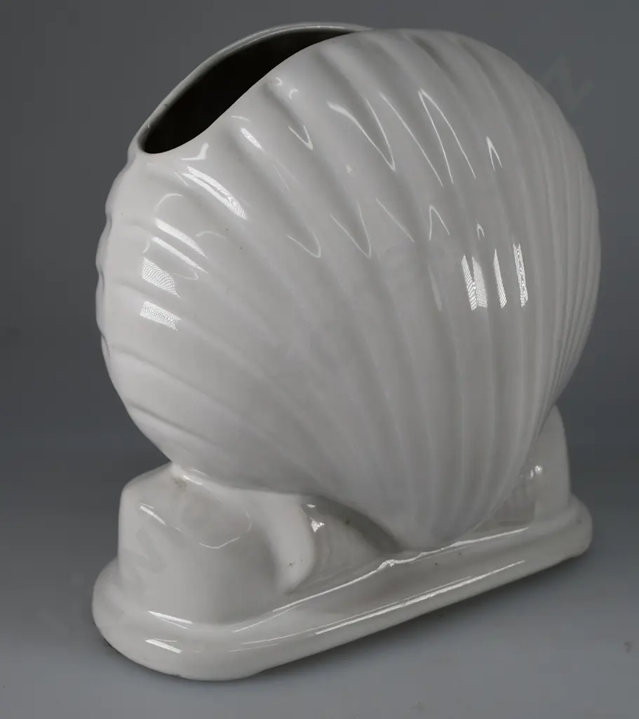 TEMUKA WARE WHITE GLOSS SHELL VASE Image 1++