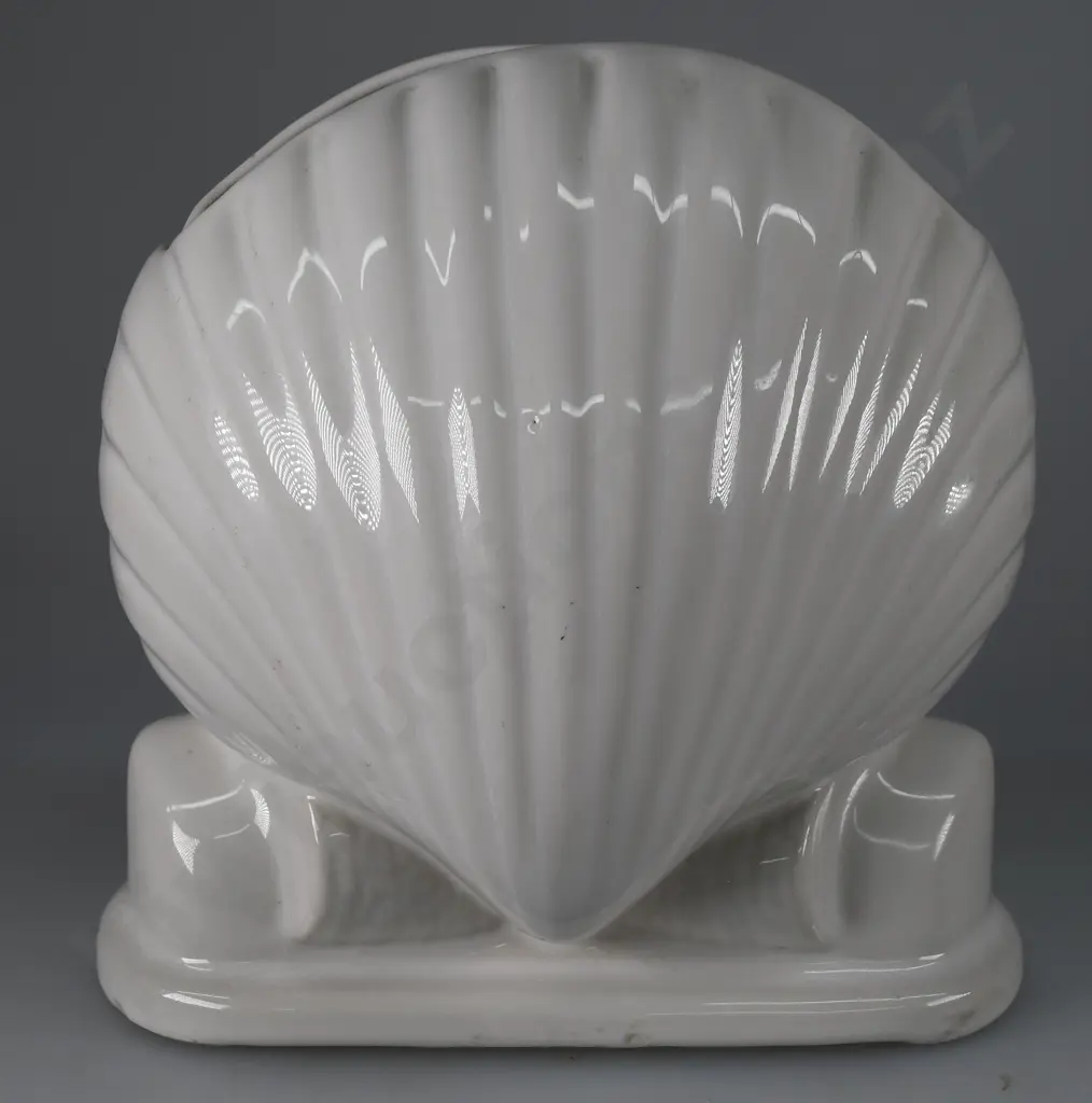 TEMUKA WARE WHITE GLOSS SHELL VASE Image 1++