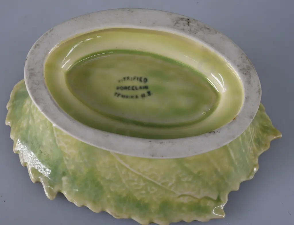 TEMUKA WARE LEAF PATTERN FOOTED DISH Image 1++