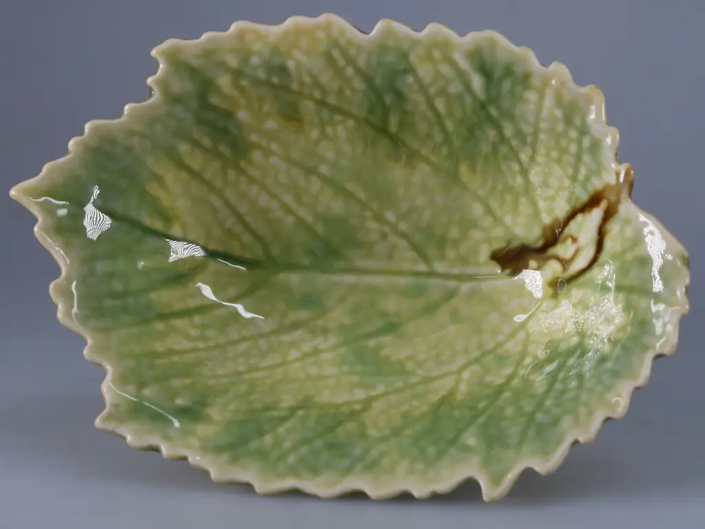 TEMUKA WARE LEAF PATTERN FOOTED DISH Image 1++