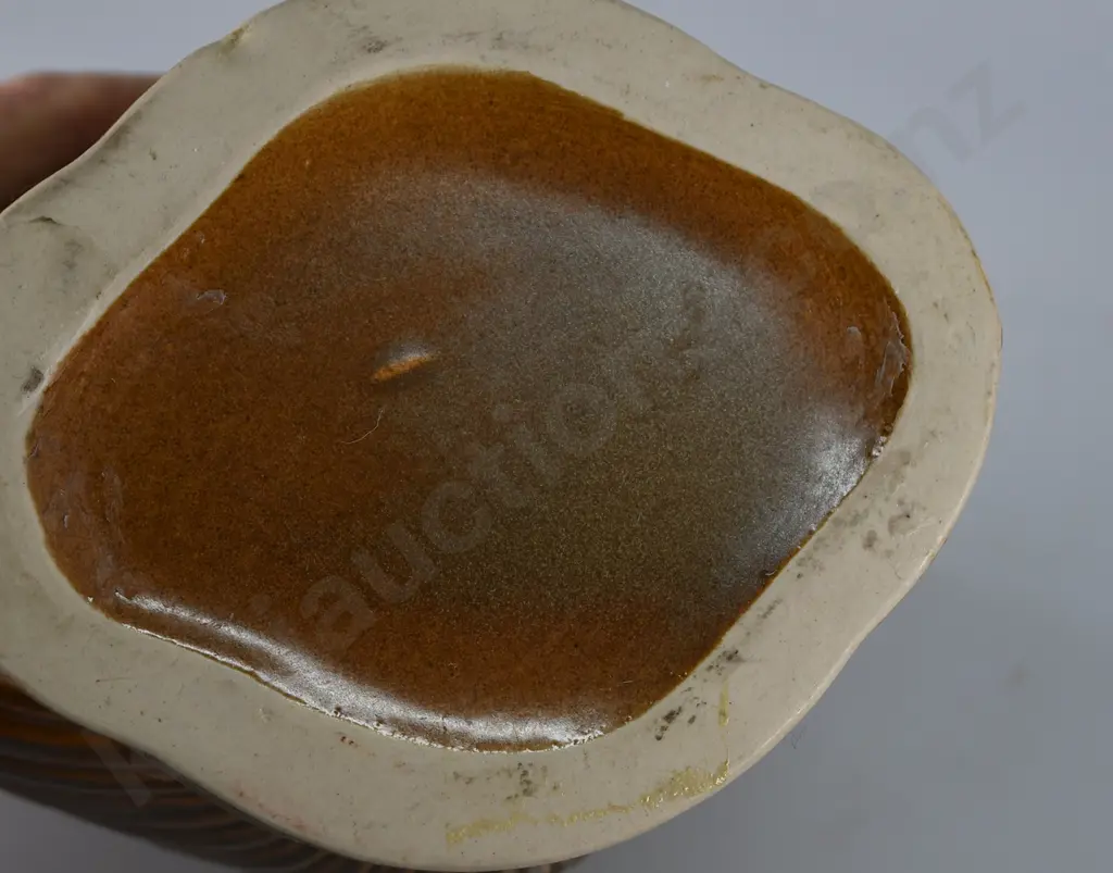 TEMUKA BROWN SEAWEED SHELL VASE Image 1++