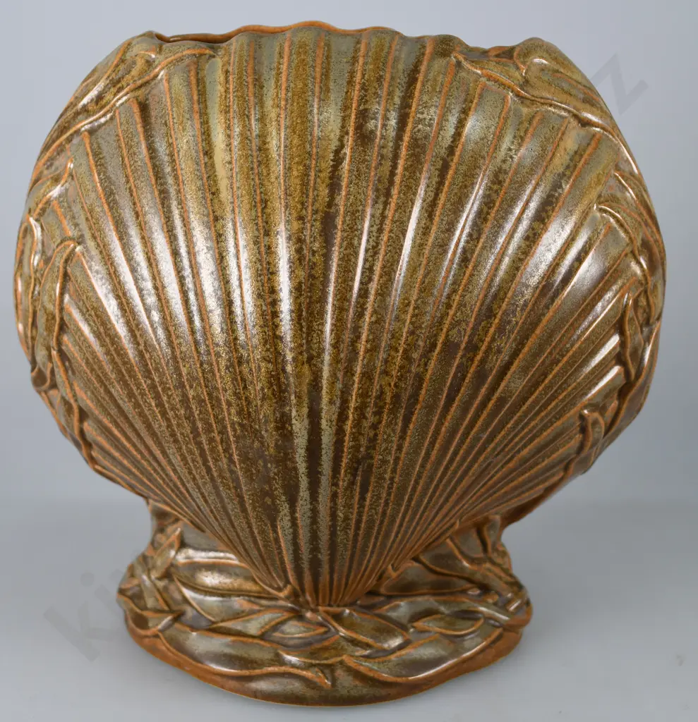 TEMUKA BROWN SEAWEED SHELL VASE Image 1++