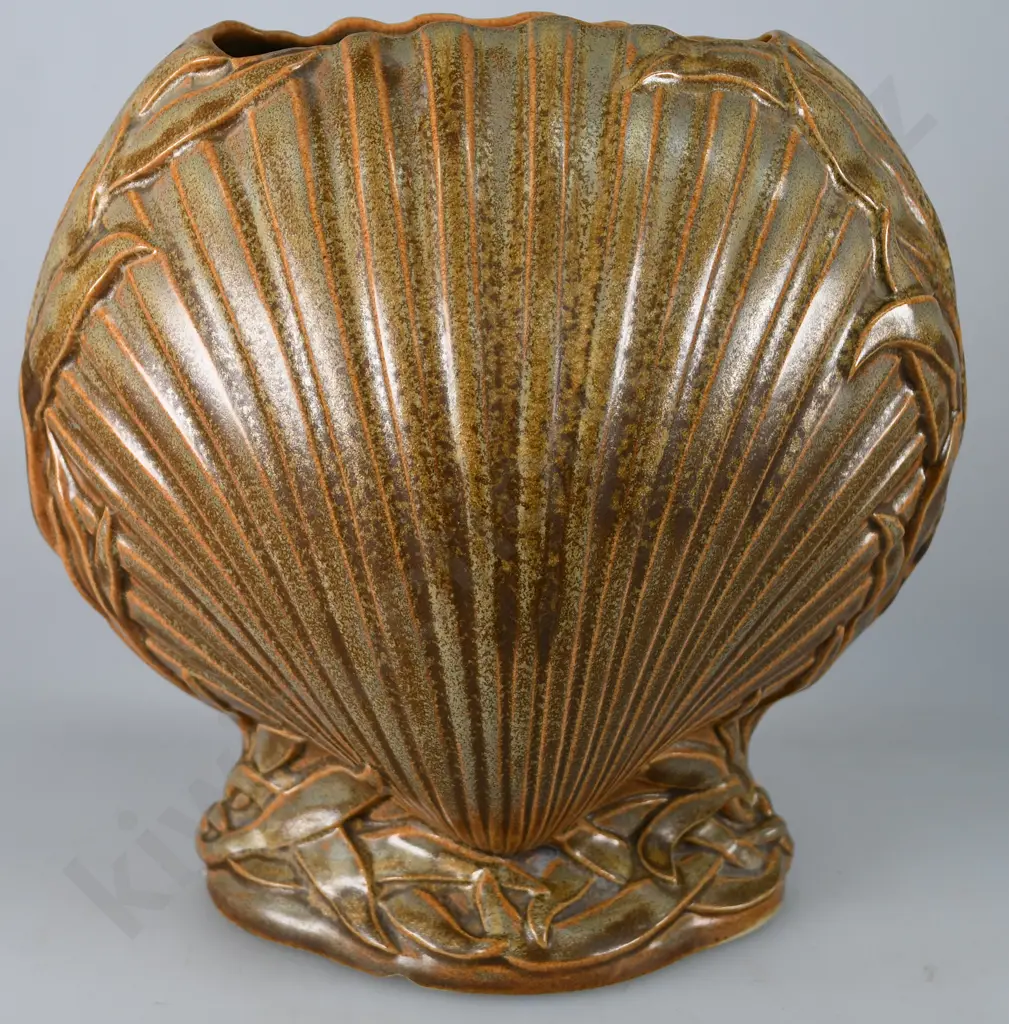 TEMUKA BROWN SEAWEED SHELL VASE Image 1++