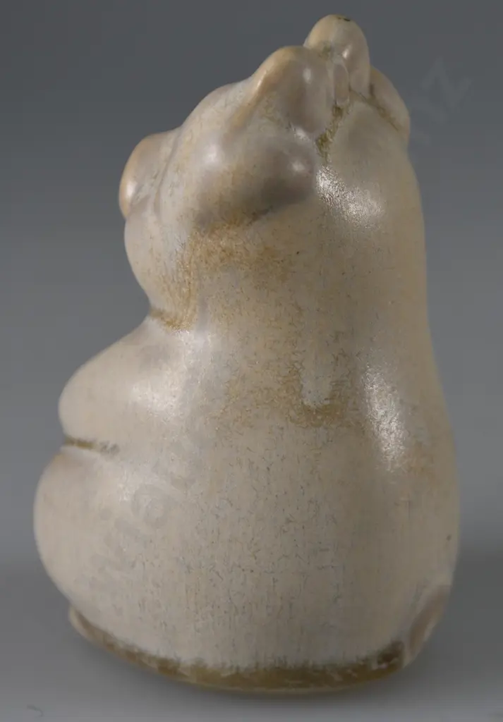 TEMUKA WARE PIGLET WITH BOWTIE Image 1++