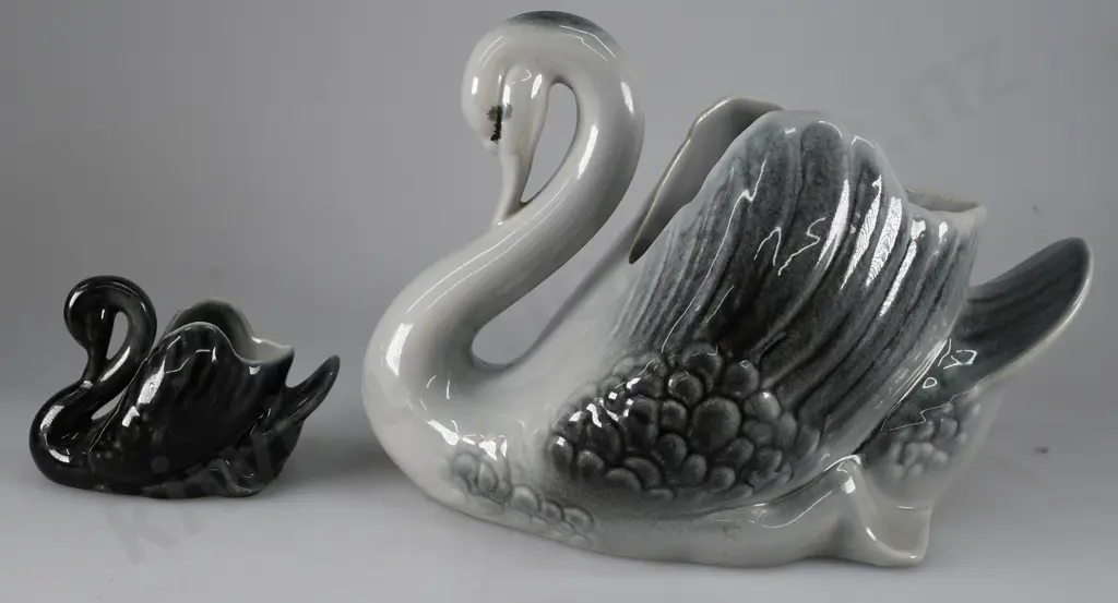 TEMUKA POTTERY SMALL SWAN Image 1++