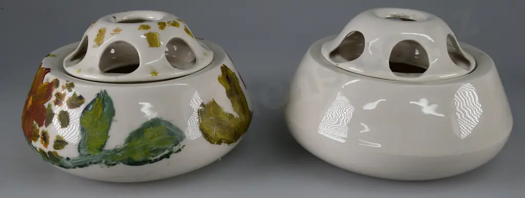 NZ INSULATORS POSY VASE AND FROG Image 1++