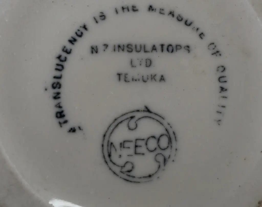 NZ INSULATORS POSY VASE AND FROG Image 1++