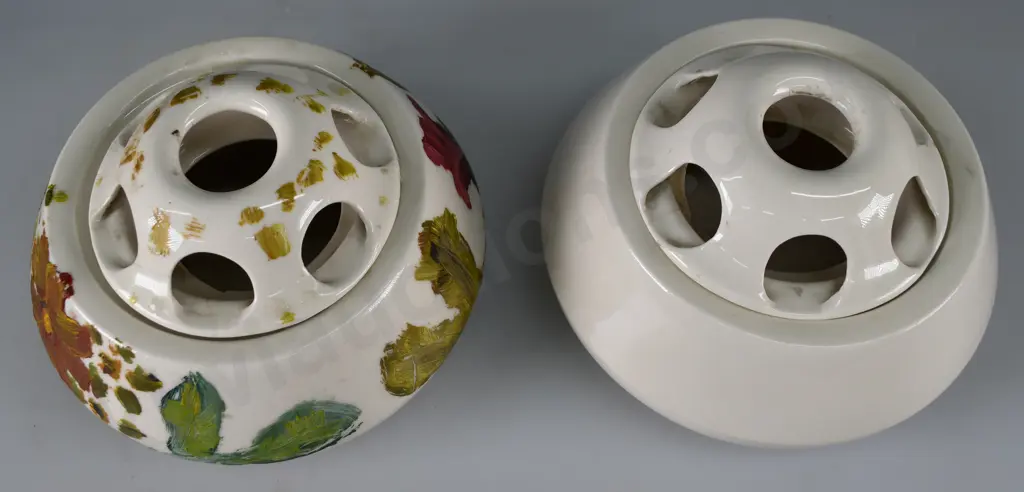 NZ INSULATORS POSY VASE AND FROG Image 1++