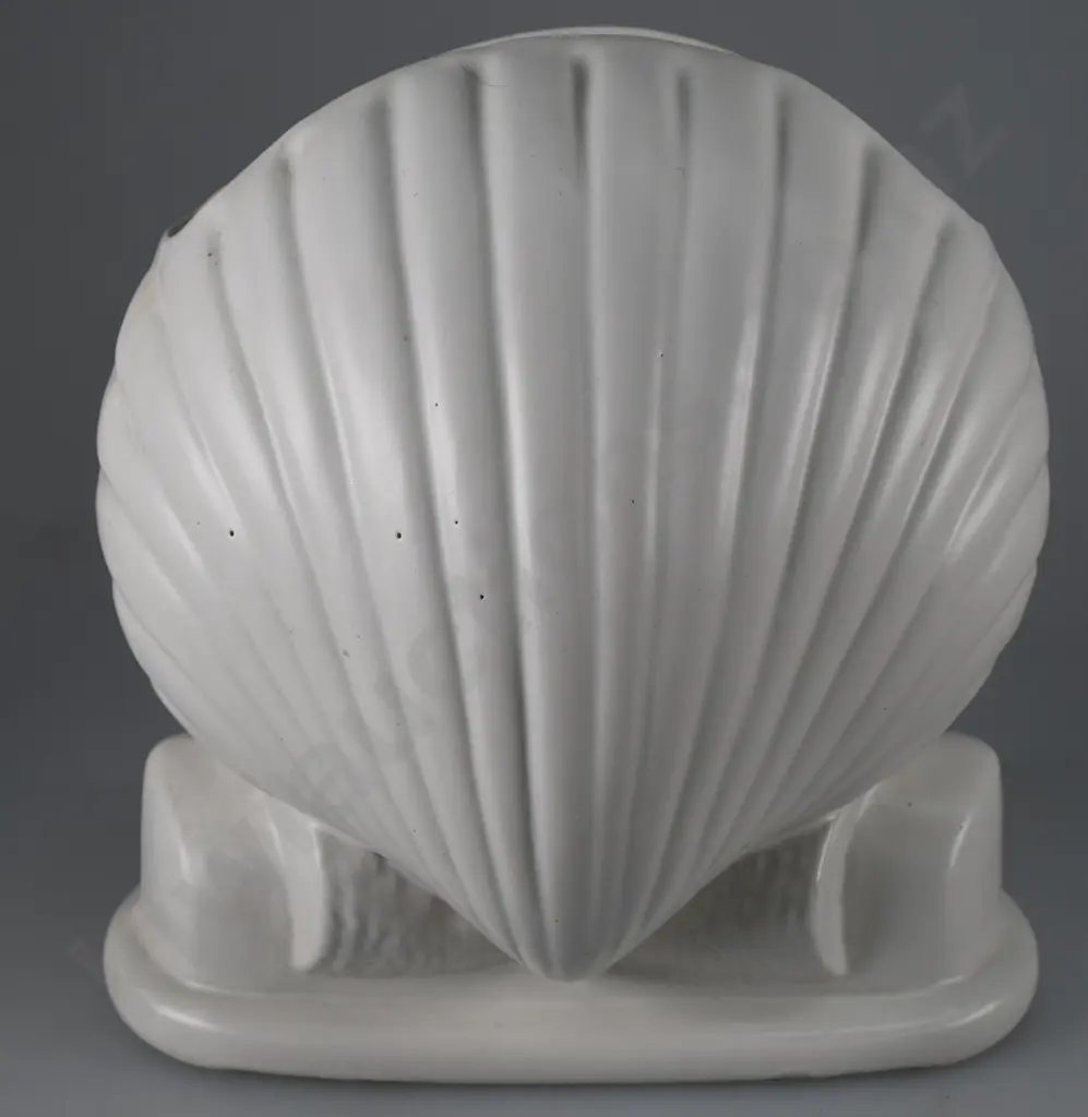 TEMUKA WARE WHITE MATT SHELL VASE Image 1++