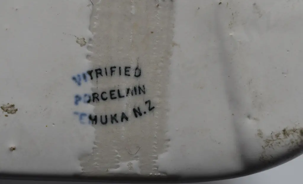 TEMUKA WARE WHITE MATT SHELL VASE Image 1++