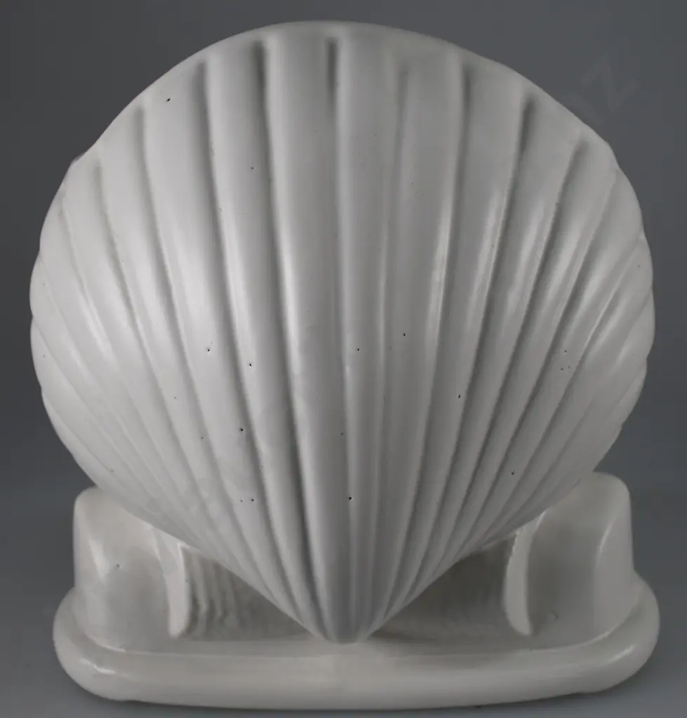 TEMUKA WARE WHITE MATT SHELL VASE Image 1++