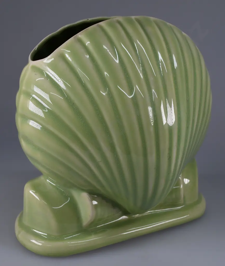 TEMUKA WARE LIGHT GREEN SHELL VASE Image 1++