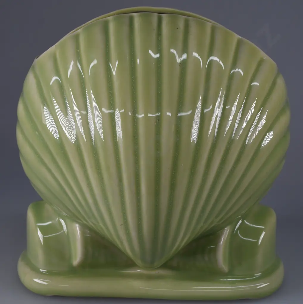 TEMUKA WARE LIGHT GREEN SHELL VASE Image 1++