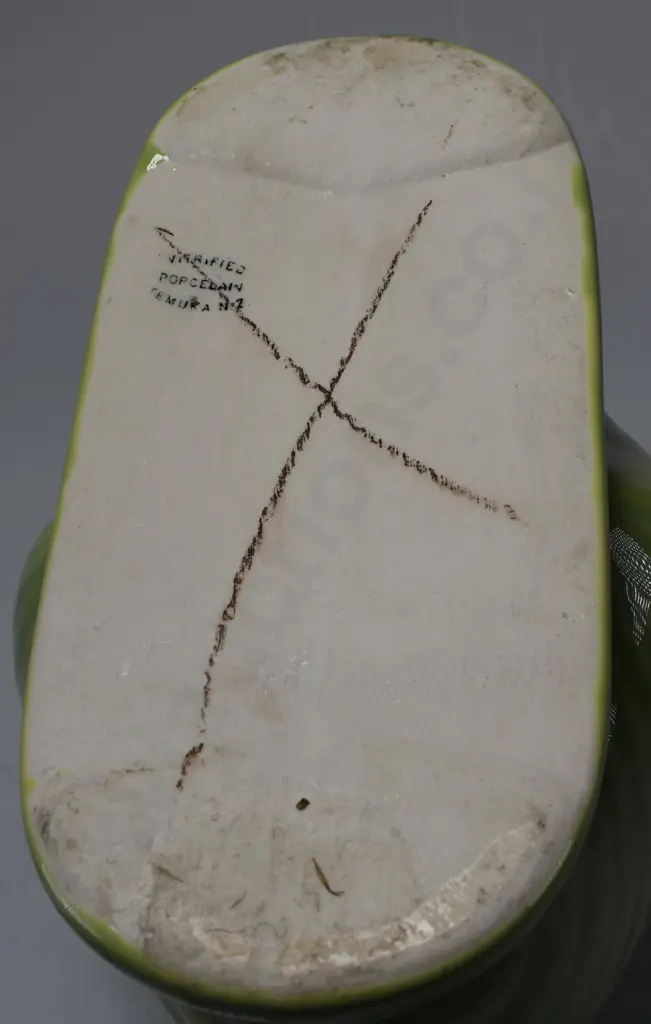 TEMUKA WARE LIGHT GREEN SHELL VASE Image 1++