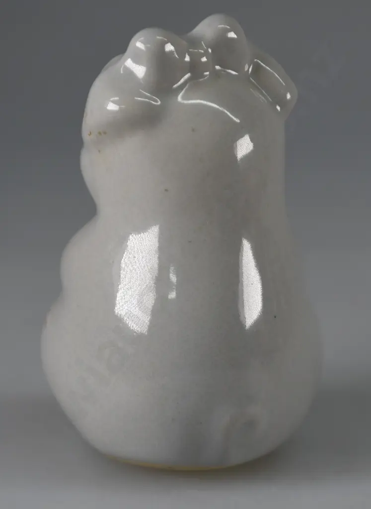 TEMUKA WARE PIGLET WITH BOWTIE Image 1++