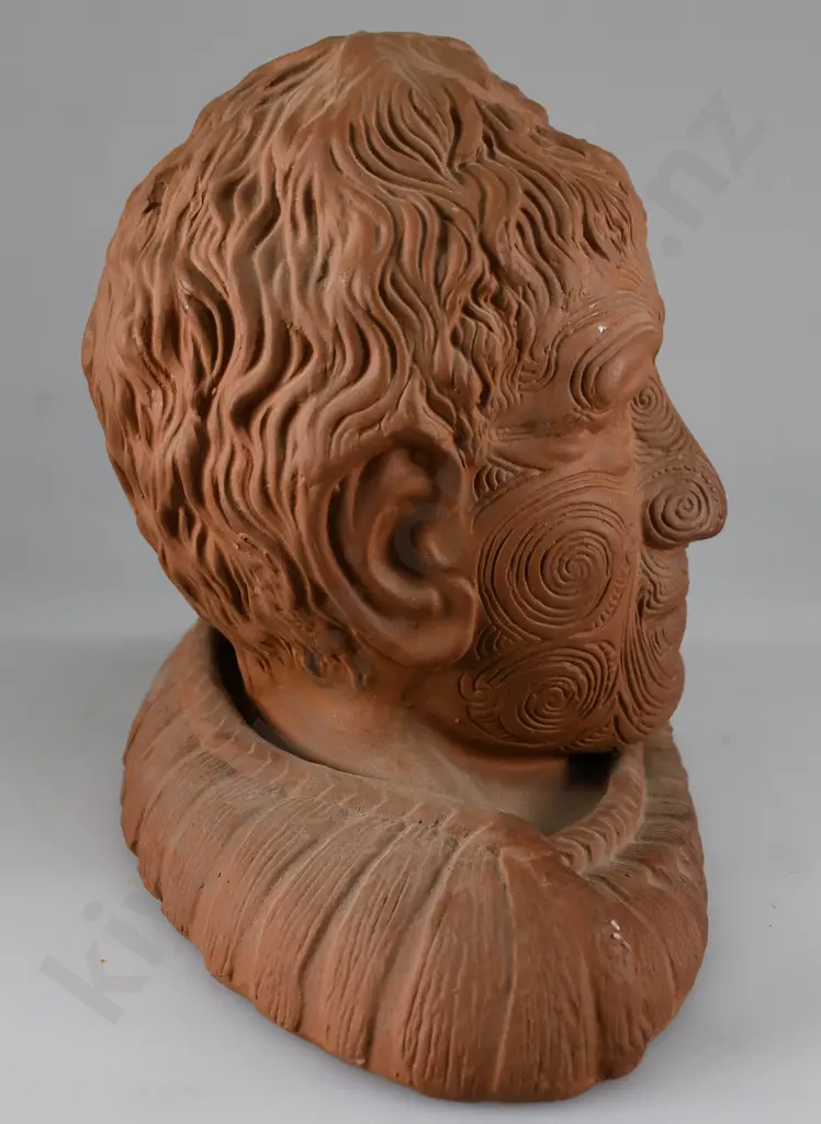 LOVATT TEMUKA POTTERY BUST OF POMARE Image 1++