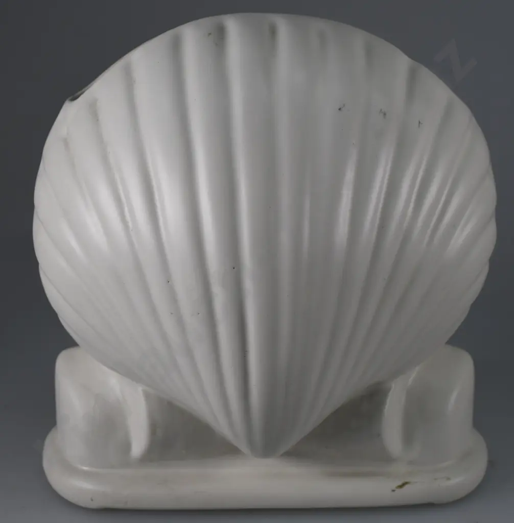 TEMUKA WARE WHITE MATT SHELL VASE Image 1++